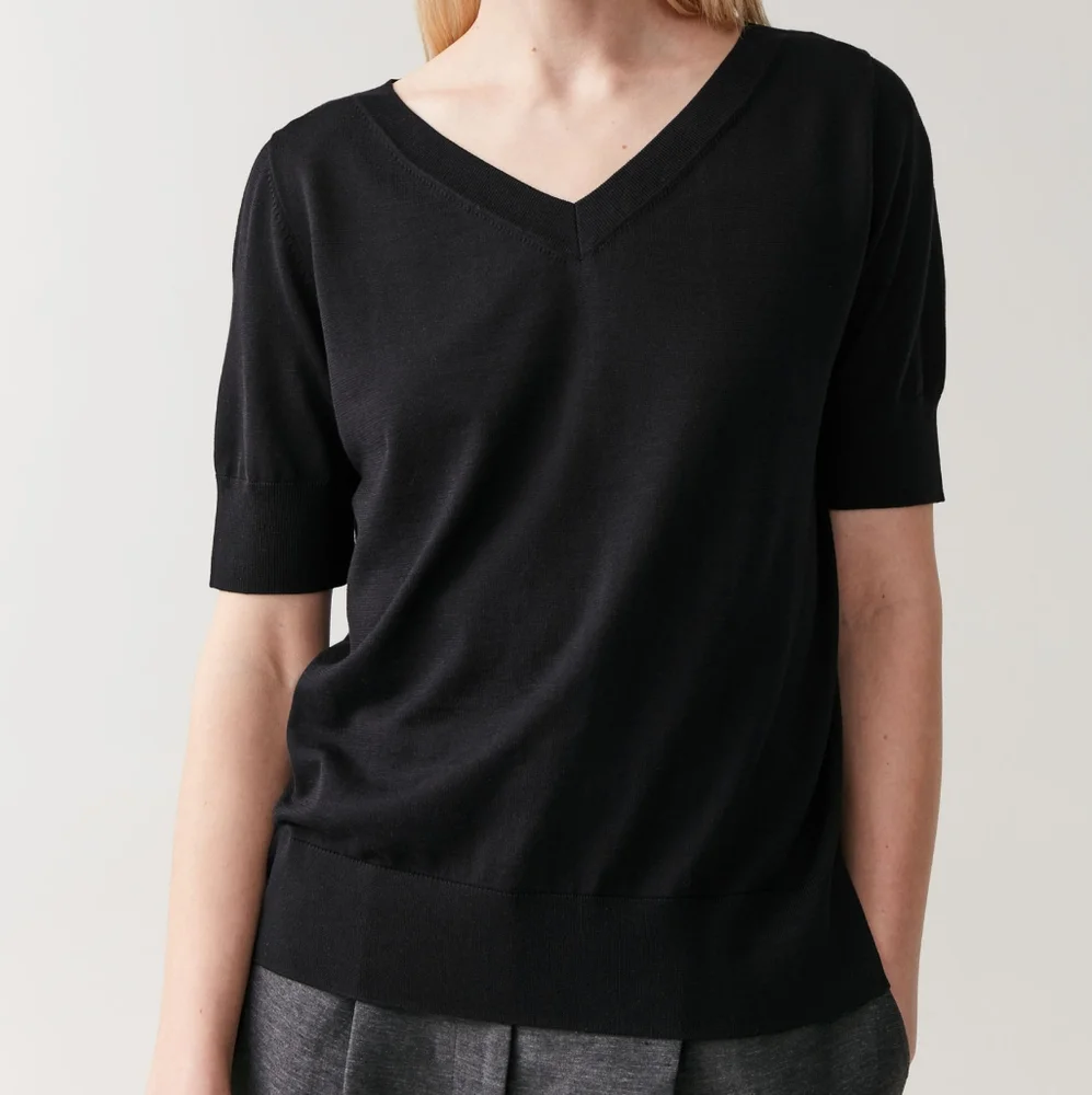 NWT COS Black Cotton/Silk Blend Knit V-Neck Top XS - Picture 2 of 5